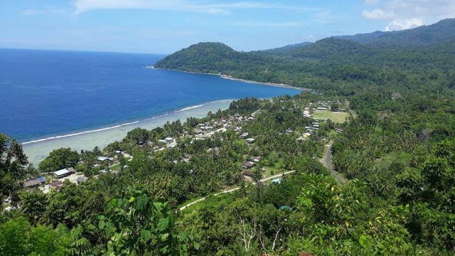 Pantai Wutung yang terlihat dari ketinggian di Skouw, Kota Jayapura. (Dok Hari Suroto)