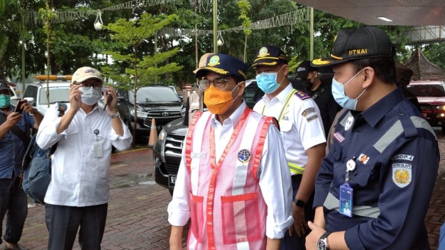 Menteri Perhubungan RI Budi Karya Sumadi saat meninjau Stasiun Tawang, Semarang, Minggu (7/2). Foto: kumparan