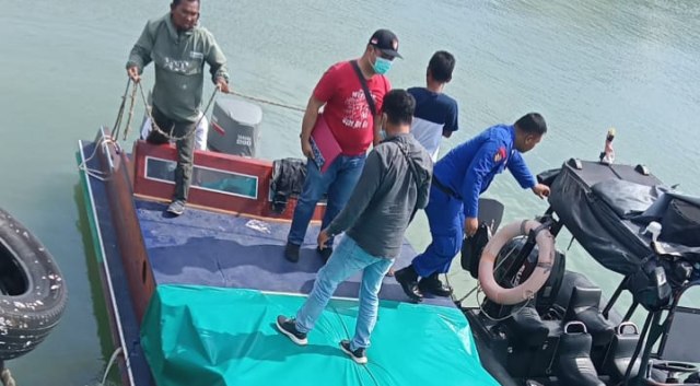 Personel Subditgakkum Ditpolairud Kepri mengamankan kapal penyelundup. Foto: Istimewa