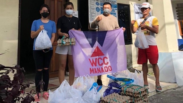 Penyerahan bantuan untuk korban banjir Manado, dari  komunitas pesepeda wanita yang tergabung dalang Women Cycling Community (WCC) Indonesia Chapter Manado