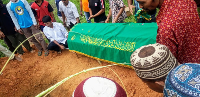 Pemakaman mahaasiswa yaang meninggal saat mengikuti diksar mapala di Gunung Dempo, Pagar Alam, Sumsel. (foto: istimewa)