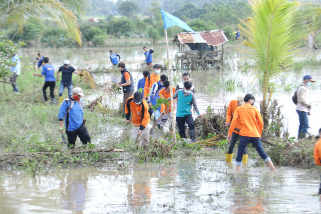Pemkot Palembang melakukan gotong royong pembersihan pulau kemaro. (Foto. Istimewa) 