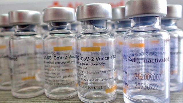 Dosis vaksin corona produksi Sinovac yang digunakan pada program vaksinasi di Aceh. Foto: Suparta/acehkini