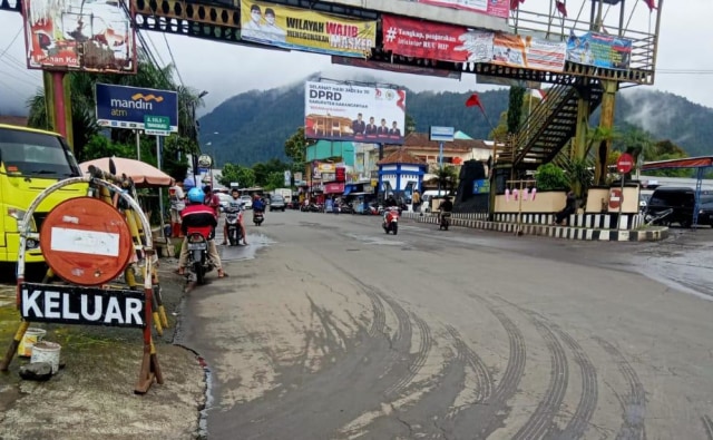 Kondisi lalu lintas di Kawasan Wisata Tawangmangu, Karanganyar, lengang