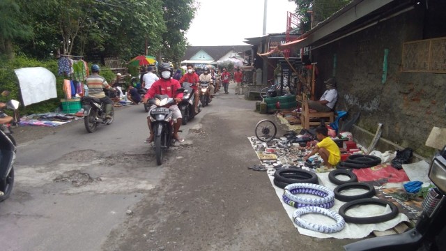 Kegiatan ekonomi di salah satu pasar di Boyolali saat pelaksanaan gerakan Jateng 2 Hari di Rumah Saja