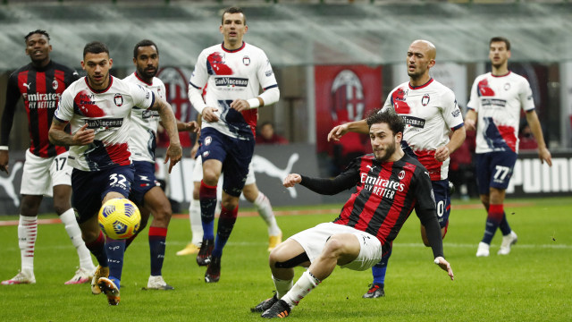 Pemain AC Milan Davide Calabria mencetak gol yang kemudian dianulir. Foto: REUTERS / Alessandro Garofalo