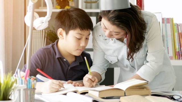 Fenomena Orang Tua Kerjakan Tugas Anak, Pengaruh Beban Sekolah Daring?