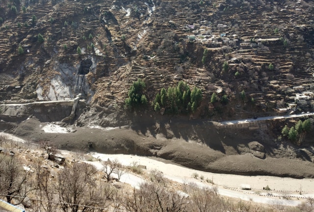 Bendungan yang rusak setelah gletser Himalaya pecah. Foto: REUTERS/Stringer
