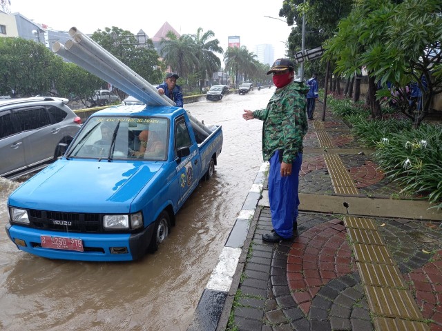 Banjir di Jalan Gunung Sahari, Pademangan, Jakarta Utara, Senin (8/2). Foto: Dok. Kominfotik Jakut