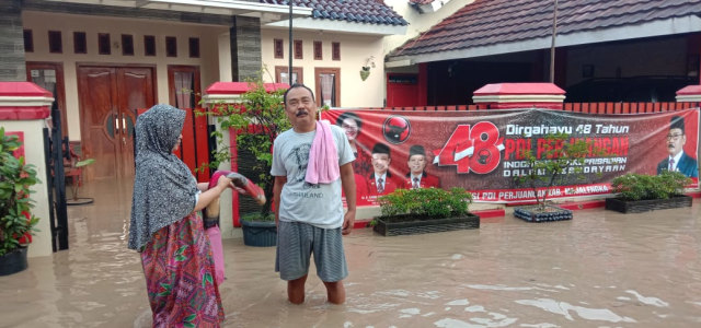 Curah hujan yang tinggi selama kurang lebih 14 jam yang mengguyur Kabupaten Majalengka, Jawa Barat menyebabkan 22 desa terendam banjir. Warga di Kecamatan Ligung, Kabupaten Majalengka, Jawa Barat, tengah memantau banjir di wilayahnya. (Oki)