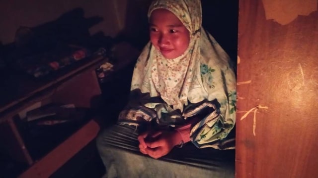  Shirly Cahaya, siswi yang duduk di kelas VII Madrasah Tsanawiyah (MTs) Al Hidayah Desa Gadung Kecamatan Toboali, Bangka Selatan semangat belajar dengan segala keterbatasan.