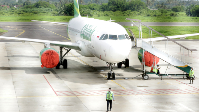 Mesin pesawat ditutup untuk menghindari abu vulkanik Gunung Raung, di Bandara Banyuwangi. Foto: ANTARA FOTO/Budi Candra Setya