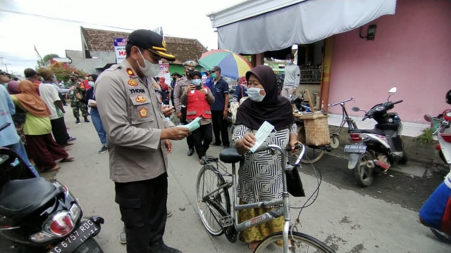 Waka Polres Tulungagung Kompol. Yhogi Hadisetiawan, S.I.K., M.I.K. saat bagikan masker di pasar ngrace