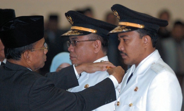 Irwandi Yusuf dan Muhammad Nazar saat pelantikan, 8 Februari 2007. Foto: Hasbi Azhar/Majalah Aceh Magazine