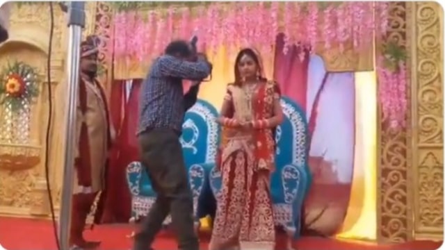 Viral pengantin pria di India pukul fotografer karena terlalu dekat memotret istrinya. (Foto: Twitter/@Ease2Ease