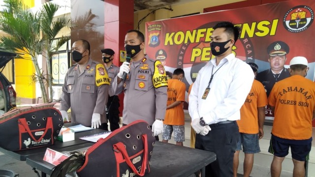Polres Sigi tetapkan 5 tersangka kasus judi sabung ayam di Sigi, Sulteng, Senin (8/2). Foto: Istimewa