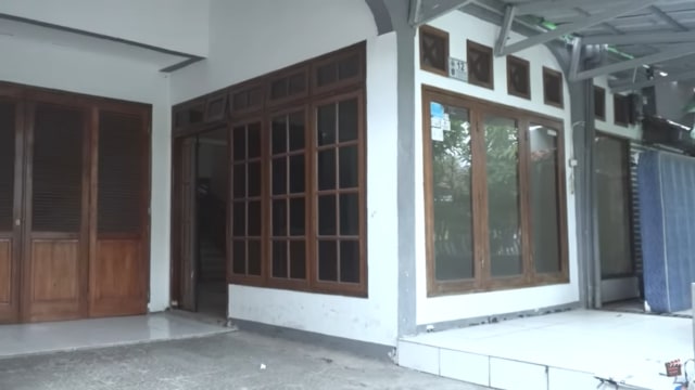 Melihat Rumah Unik Milik Arafah Rianti, Ada Pintu hingga Boneka yang Menggantung (47358)