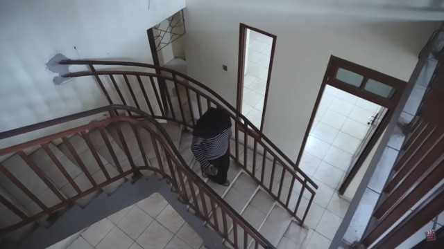 Melihat Rumah Unik Milik Arafah Rianti, Ada Pintu hingga Boneka yang Menggantung (47364)