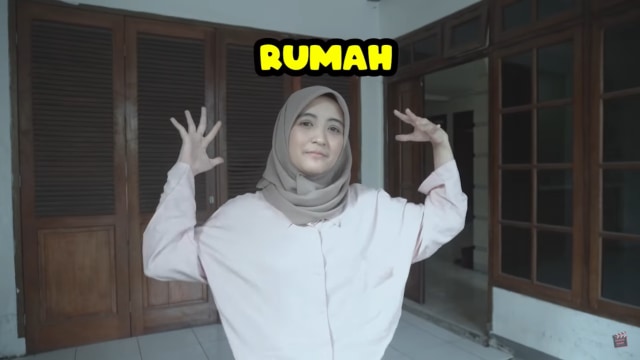 Melihat Rumah Unik Milik Arafah Rianti, Ada Pintu hingga Boneka yang Menggantung (47365)