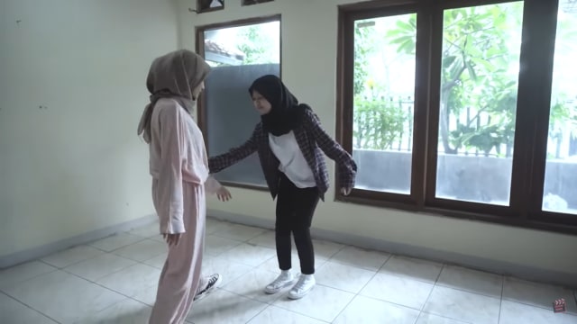 Melihat Rumah Unik Milik Arafah Rianti, Ada Pintu hingga Boneka yang Menggantung (47366)