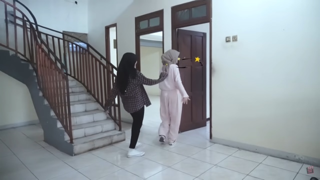 Melihat Rumah Unik Milik Arafah Rianti, Ada Pintu hingga Boneka yang Menggantung (47368)