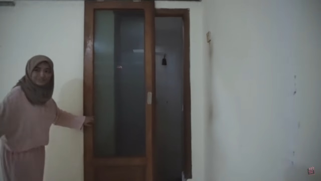 Melihat Rumah Unik Milik Arafah Rianti, Ada Pintu hingga Boneka yang Menggantung (47360)