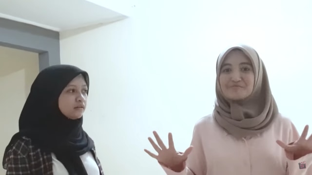 Melihat Rumah Unik Milik Arafah Rianti, Ada Pintu hingga Boneka yang Menggantung (47361)