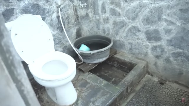 Melihat Rumah Unik Milik Arafah Rianti, Ada Pintu hingga Boneka yang Menggantung (47371)