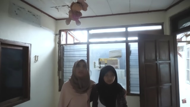 Melihat Rumah Unik Milik Arafah Rianti, Ada Pintu hingga Boneka yang Menggantung (47373)
