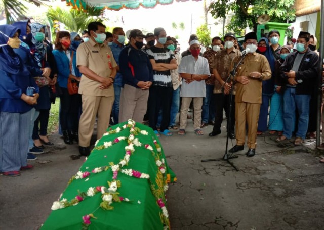 Wali Kota Malang, Sutiaji, saat sambutan sebelum melepas jenazah Prof Kustamar untuk dimakamkan, pada Senin (8/2/2021). Foto: Ulul Azmy