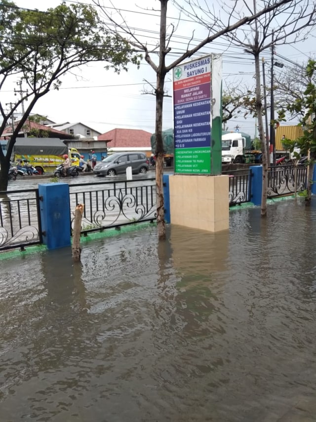 Banjir di Jalan Raya Pantura arah Semarang-Demak tepatnya di depan Puskesmas Sayung 1, Kabupaten Demak. Foto: kumparan