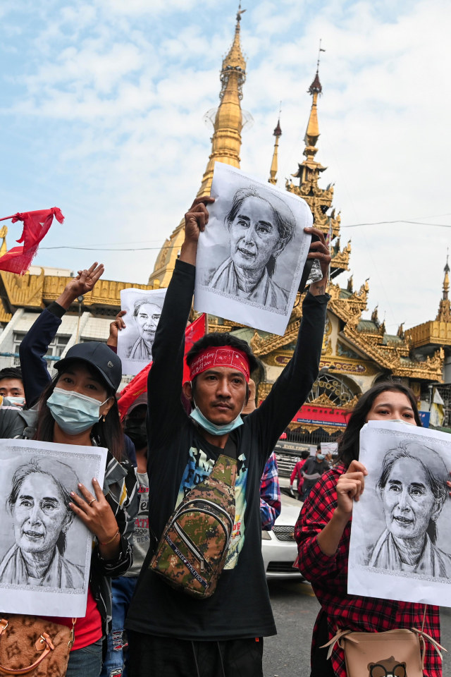 Para pengunjuk rasa yang berdemonstrasi menentang kudeta dan menuntut pembebasan pemimpin terpilih Aung San Suu Kyi, di Yangon, Myanmar, Senin (8/2). Foto: Stringer/REUTERS