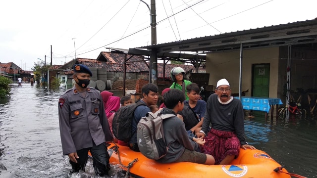 Banjir Belum Surut, Ribuan Warga Kota Pekalongan Mengungsi | Kumparan.com