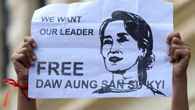 Seorang pengunjuk rasa memegang gambar Aung San Suu Kyi, saat aksi unjuk rasa di Yangon, Myanmar, Senin (8/2). Foto: Stringer/REUTERS