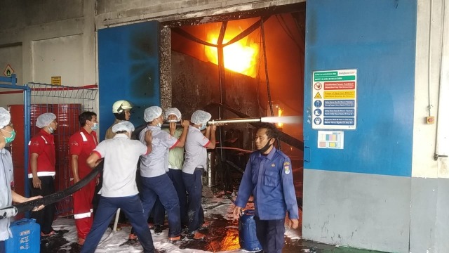 Pabrik PT Indofood di Kabupaten Tangerang terbakar, Senin (8/2). Foto: Dok. Istimewa