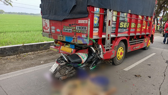 Kecelakaan lalu-lintas di jalan raya Bojonegoro-Cepu, turut Desa Pungpungan, Kecamatan Kalitidu, Kabupaten Bojonegoro. (foto: istimewa)