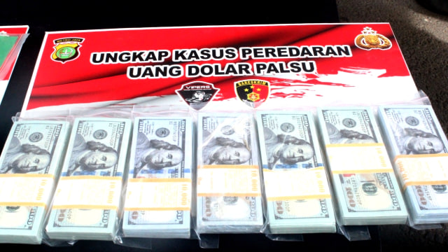 Barang bukti uang palsu pecahan 100 USD yang disita Polres Tangerang Selatan. Foto: Polres Tangerang Selatan