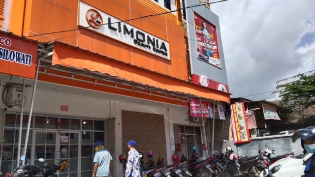 Tampak depan Klinik Kecantikan Limonia, Teluk Betung Selatan, Kota Bandar Lampung, Jumat (8/2). | Foto : Bella Sardio/Lampung Geh