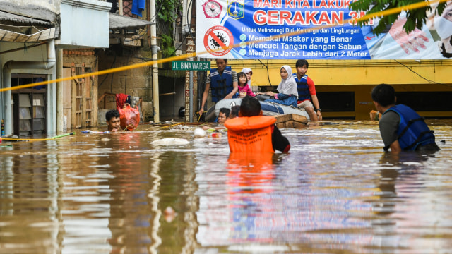 Petugas menggunakan perahu karet mengevakuasi warga yang rumahnya terendam banjir di Kawasan Rawajati, Jakarta Selatan, Senin (8/2). Foto: Galih Pradipta/ANTARA FOTO