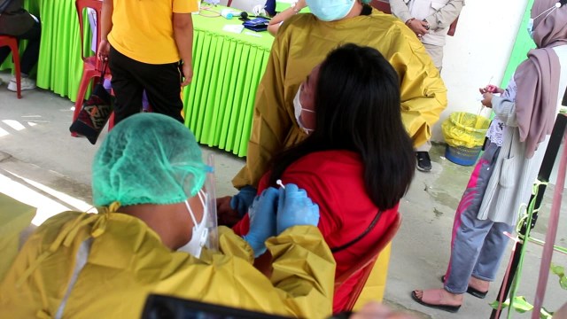 Vaksinasi COVID-19 terhadap tenaga kesehatan di Mamasa, Sulawesi Barat. Foto: Frendy/SulbarKini