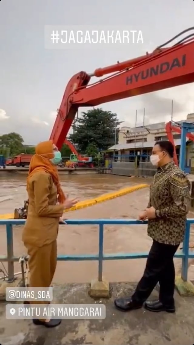 Gubernur DKI Jakarta Anies Baswedan saat melakukan inspeksi ke Pintu Air Manggarai, Jakarta, Senin (8/2).
 Foto: Instagram/@aniesbaswedan