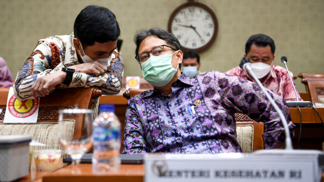 Menteri Kesehatan Budi Gunadi Sadikin (kanan) saat mengikuti rapat kerja dengan Komisi IX DPR di Kompleks Parlemen, Senayan, Jakarta, Senin (8/2). Foto: Hafidz Mubarak A/ANTARA FOTO