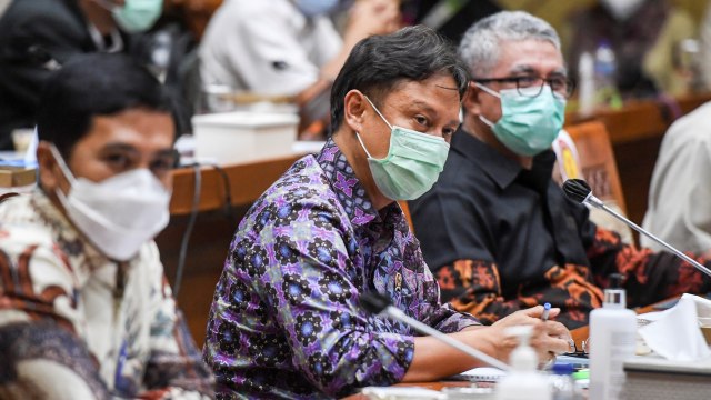 Menteri Kesehatan Budi Gunadi Sadikin (tengah) saat mengikuti rapat kerja dengan Komisi IX DPR di Kompleks Parlemen, Senayan, Jakarta, Senin (8/2). Foto: Hafidz Mubarak A/ANTARA FOTO