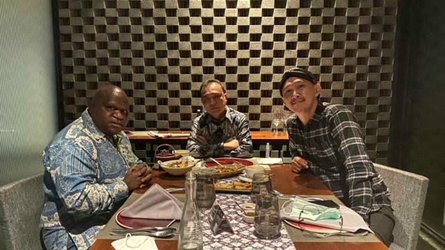 Difasilitasi Ketua Harian Gerindra Sufmi Dasco Ahmad (tengah), Natalius Pigai bertemu Abu Janda di Hotel Fairmont Jakarta.  Foto: Instagram/@sufmi-dasco