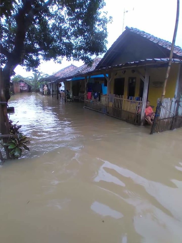 Banjir yang menerjang di Kabupaten Indramayu, Jawa Barat, merendam 18 kecamatan. Pemerintah Kabupaten Indramayu menetapkan tanggap darurat banjir selama tujuh hari. (Tomi Indra)