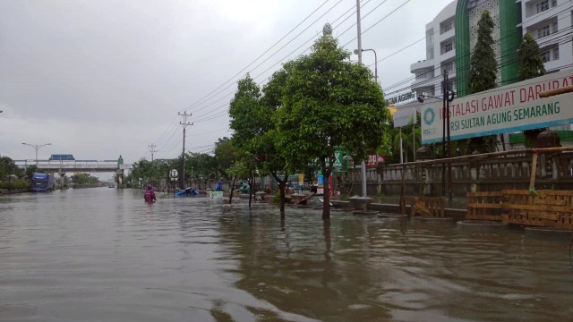 Jalan Raya Kaligawe Semarang Terendam Banjir 1 Meter - kumparan.com