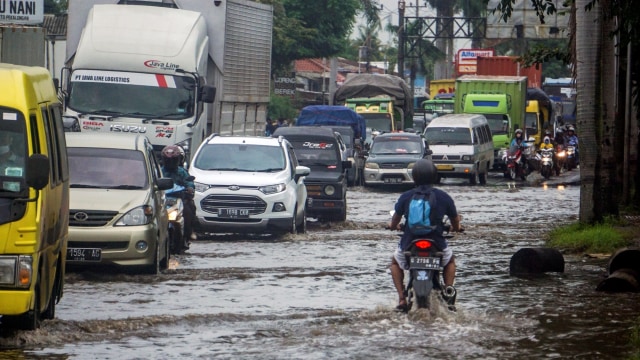 Ganjar Tinjau Korban Banjir Pekalongan, Usul Pengungsian Disekat Cegah COVID-19 (44869)