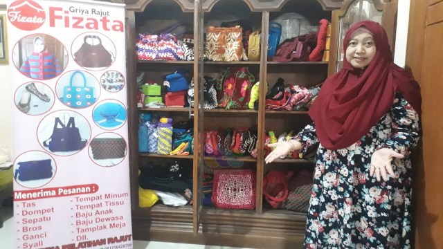 Yunita Nur Hasanah (45), pemilik usaha rajutan dengan brand Fizata dengan aneka rajutan produksinya. (foto: vera/beritabojonegoro)