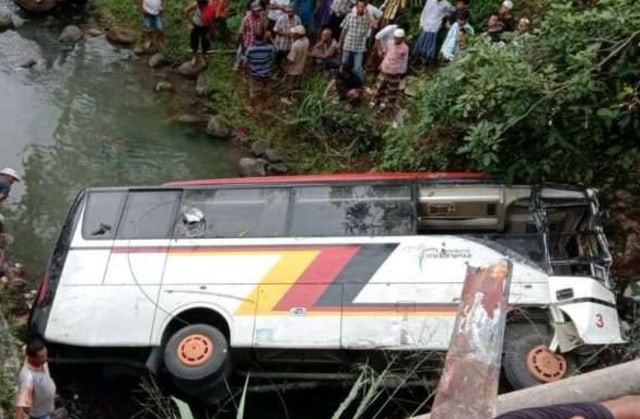 Bus yang ditumpangi rombongan Pemkab Agam alami kecelakaan di Mandailing Natal, Sumatera Utara. Foto: ist
