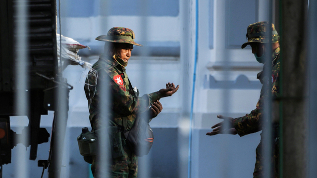 Tentara Myanmar terlihat di dalam Balai Kota, Yangon, Myanmar, Senin (1/2). Foto: Stringer/REUTERS